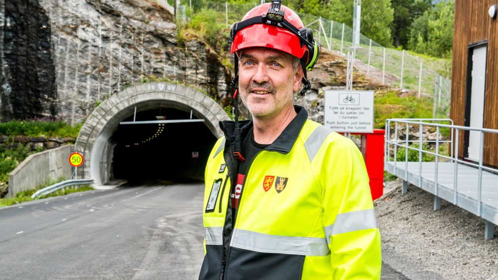 Prosjektleder Lars Greger Bakken foran den sørlige tunnelåpningen ved Hamnvik.  