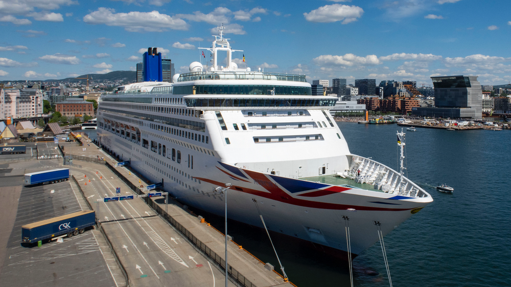 Cruiseskipet Aurora fra P&O Cruises fortøyd ved Revierkaia i Bjørvika i sommer. Her vil Oslo havn bygge landstrømanlegg for cruiseskip innen 2025.