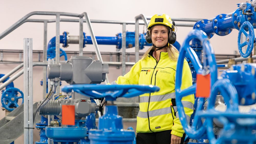 VA-trainee Embla Gausereide Tukker inne i en av Oslo kommunes mange pumpestasjoner for drikkevann.