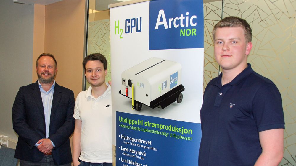 Truls Aasen Svensrud fra Arcticnor (t.v.) har samarbeidet med de to studentene Christian Jørgensen og Philip Gogstad (t.h.) om å utvikle en hydrogendrevet GPU for flyplasser. 