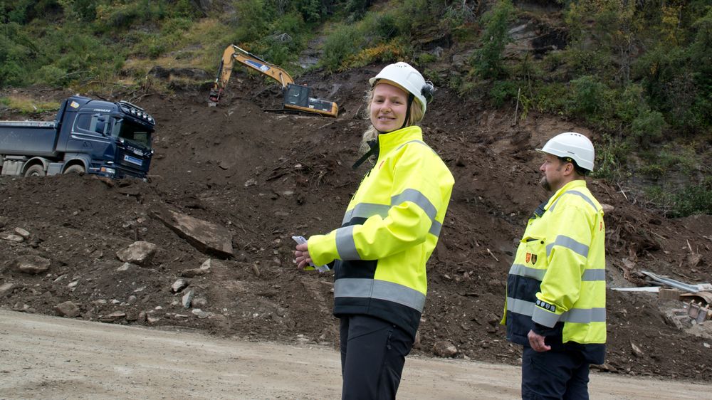 Geotekniker Kaja Krogh og kontrollingeniør Roy Sivertsen på inspeksjon i området tidlig i september.  
