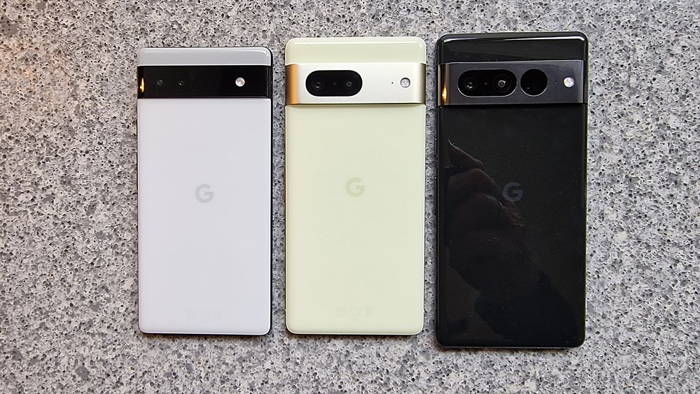 Den nye Googlefamilien: En utgave av fjorårsmodellen Pixel 6a til venstre, Pixel 7 og Pixel 7 Pro. De kommer nok til å brøyte seg inn i salgslistene.