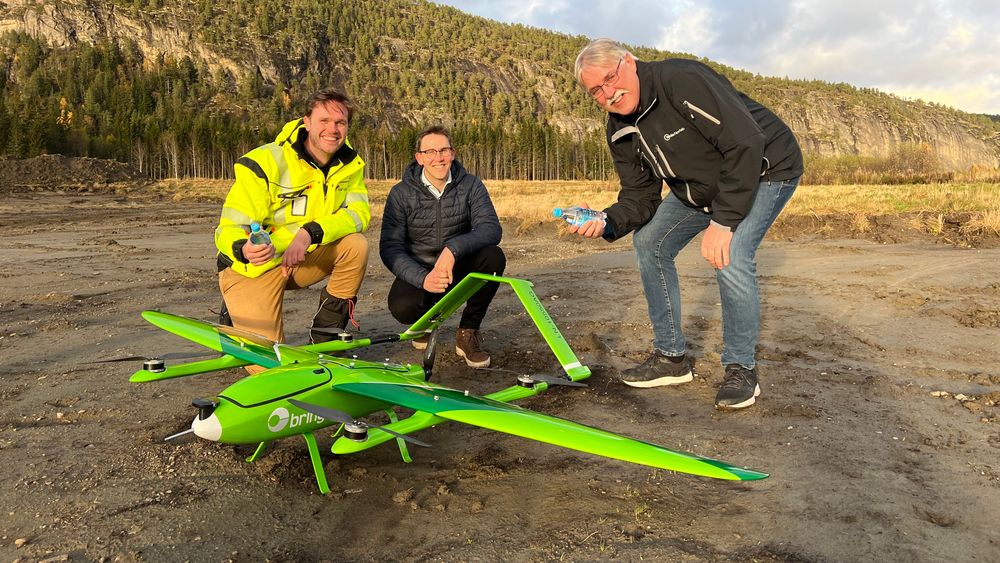 Aviants selvkjørende drone har levert vannprøver fra Snåsa til Namsos. Fra venstre: Lars Erik Fagernæs, medgründer i Aviant, Sven Richard Magerøy Tønnessen, avdelingsleder i Posten og Johan Petter Ahlin, overingeniør i Nemko Norlab.