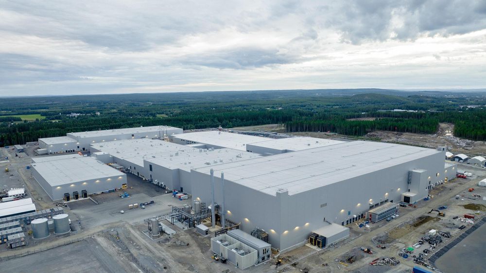 Her, ved Northvolts fabrikkanlegg i Skellefteå i Nord-Sverige, er produksjonen av elbilbatterier godt i gang. Nylig ble de første batteriene levert til kunde.