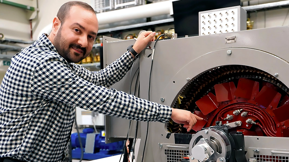 Hossein Ehya har brukt en spesialbygget modell av en generator for å gjøre forsøk i SmartGridlaboratoriet ved NTNU.