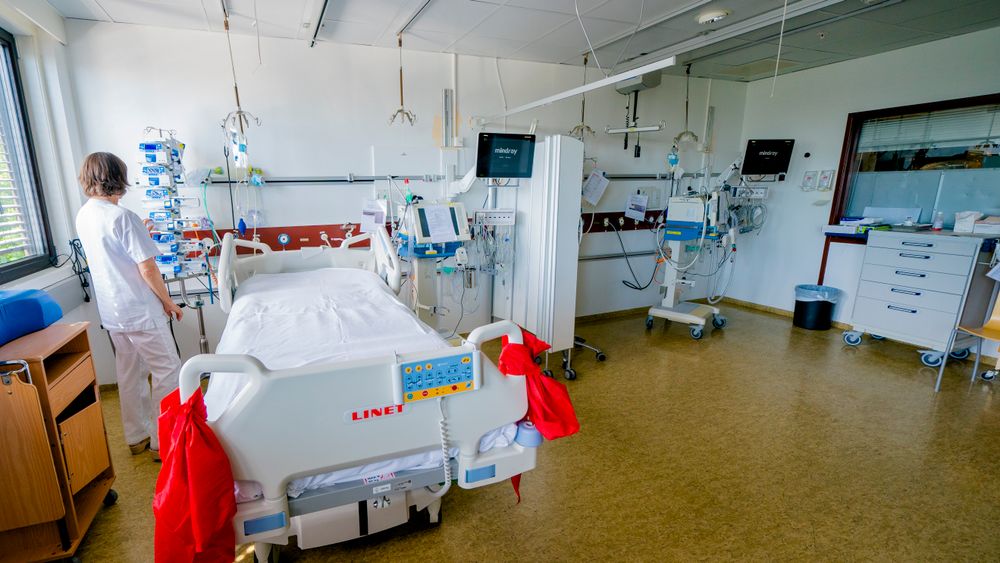 Mange sykehus skal få skal få tipp-topp moderne datanettverk. Sunnaas og Vestre Viken HF blant de som står fremst i køen, ifølge anbudsvinneren. Bildet er fra kohortstuen for koronapasienter ved intensivavdelingen til Bærum sykehus i 2020.