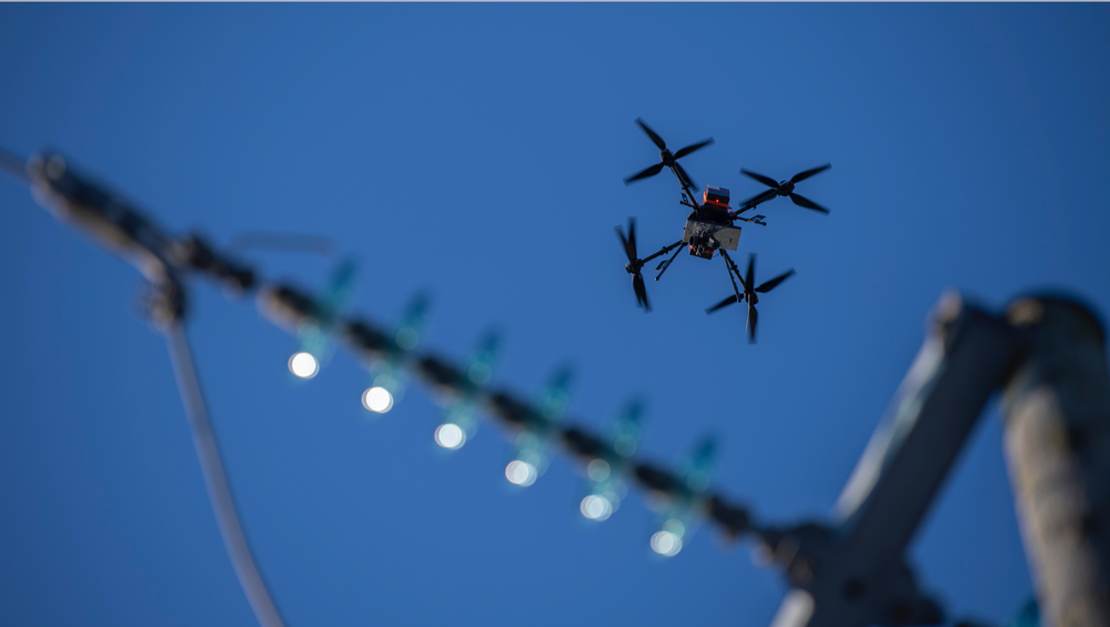 En drone inspiserer kraftlinjer. Droner brukes til mange sivile formål hver dag.