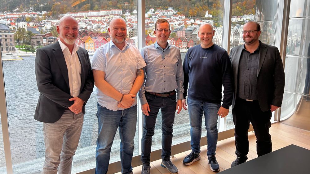 Selskapet får nå 42 ansatte i Bergen. Fra venstre: regionsjef Geir Sandaker, Gard Samsonsen i Fana Data, daglig leder i Fana Data Benjamin Prestegard, Tomas Jacobsen i Fana Data, Bjørn André Lerøen, daglig leder i Nordlo Bergen.