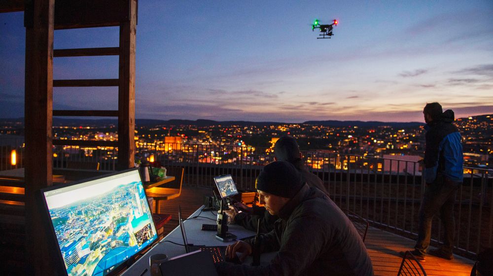 Også i Norge bruker politiet droner til enkelte typer arbeid. Her vises en politidrone i Oslo.