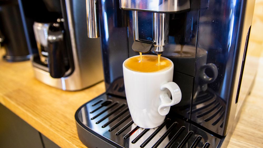 Vi har testet fem til dels veldig ulike måter å brygge kaffe på. Denne maskinen fra De’Longhi kverner bønner selv, laster den malte kaffen inn i et presskammer og klemmer vannet gjennom med rundt 15 bars trykk.