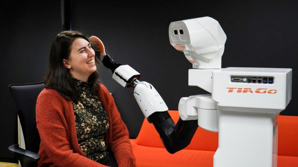 For at interaksjonen med roboter skal være så god som mulig er det viktig å forske. Derfor skal forskerne be robotene gjøre mange ulike oppgaver og se hvordan brukerne opplever dem. Her demonstrerer van Otterdijk at roboten TiaGo tar på henne leppestift.