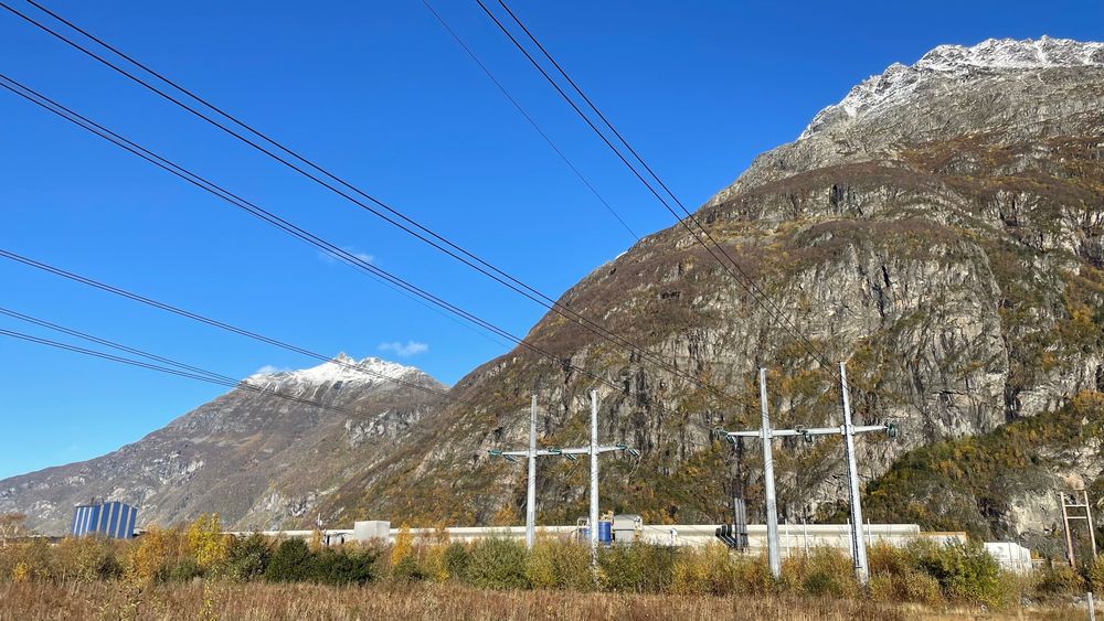 Bare en time etter at regjeringen la fram sitt forslag til nye skatteregler, varsler Statkraft og Fjordkraft at de vil tilby fastpris til bedrifter. Bildet er fra Hydros smelteverk på Sunndalsøra, som allerede er dekket av langsiktige kraftavtaler.