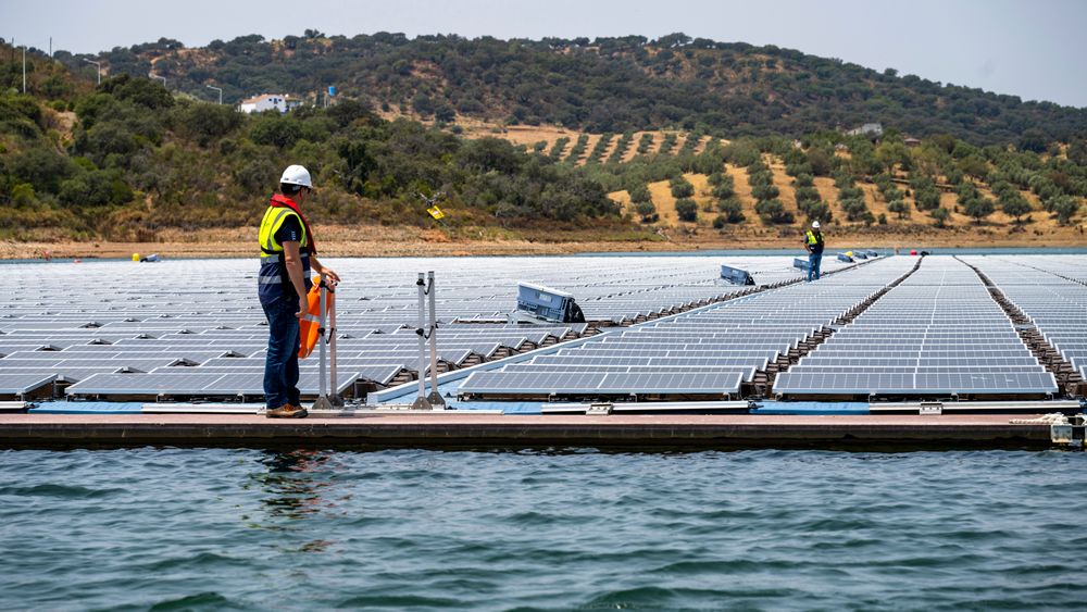 Flytende solcellepaneler i Alqueva i Portugal.