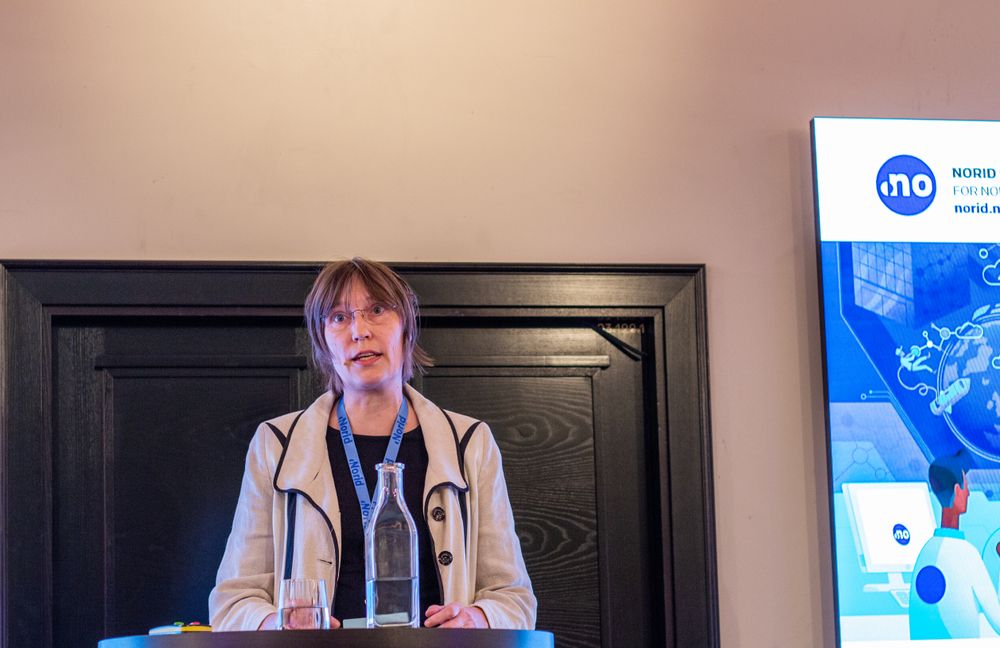 Hilde Thunem, administrerende direktør i Norid forteller at de nå frislipper to korte domener som har vært låst i over 20 år. Bildet er fra et på Norid Internettforum 2022.