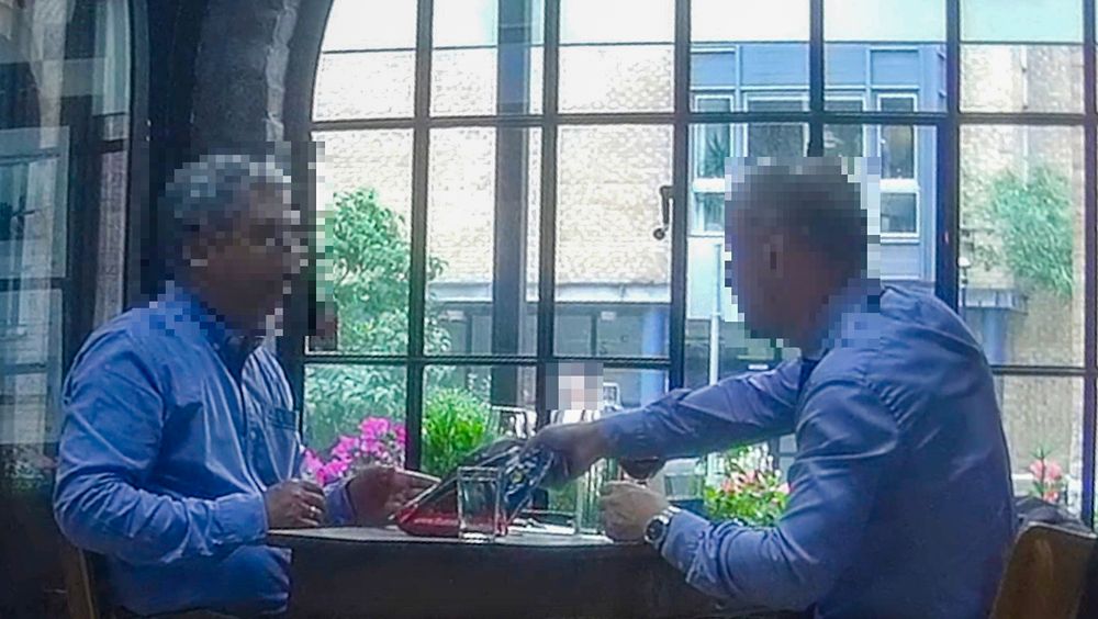 Sivilingeniøren møter en russisk etterretningsoffiser på restauranten Villa Paradiso. Bildet er fra august 2020, da ingeniøren ble pågrepet.