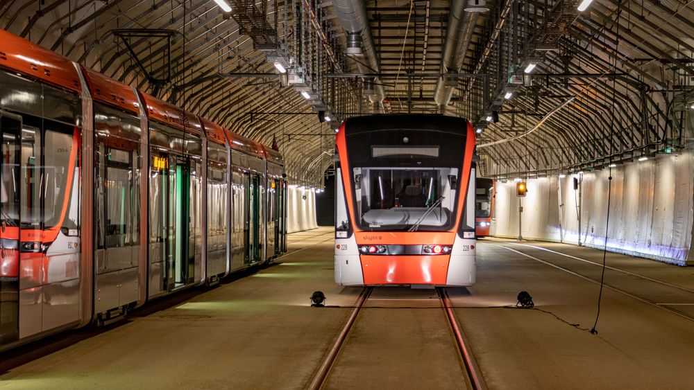 Bybanen kan komme til å gå i tunnel gjennom Bergen sentrum. Bildet viser Bybane-vogner i vognhall Fyllingsdalen.