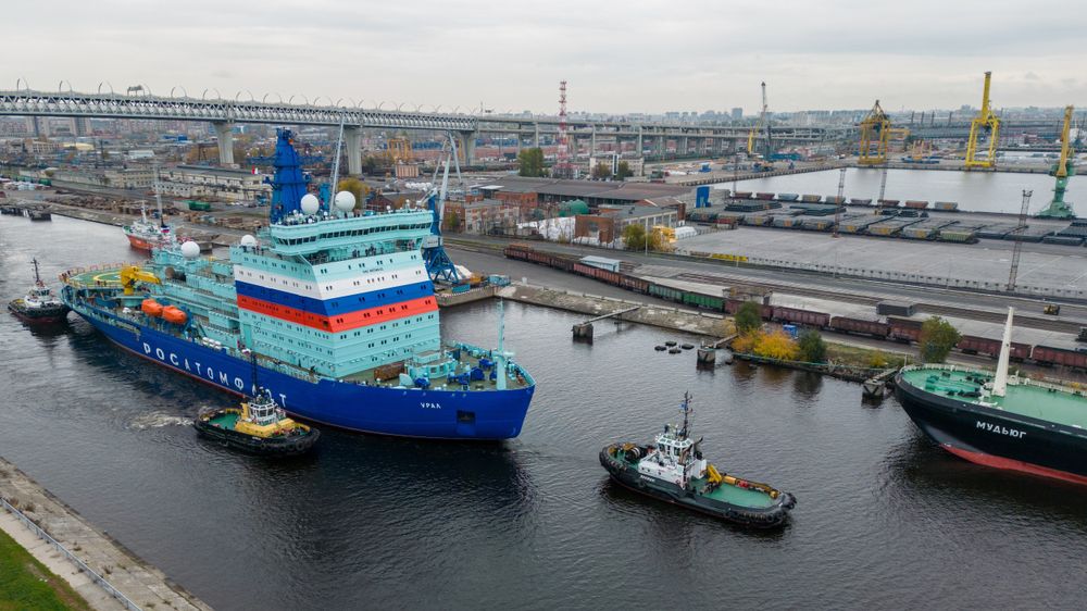 Den atomdrevne isbryteren Ural i havn i St. Petersburg under sjøtestene 14. oktober i år. Russiske myndigheter har meldt at fartøyet skal til Nordsjøen før nyttår. 