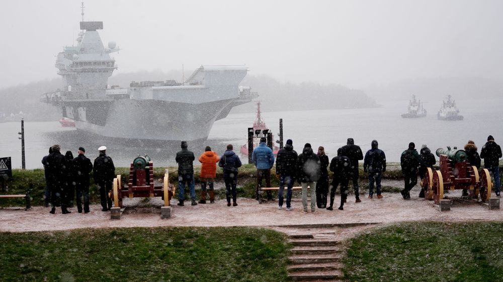 HMS Queen Elizabeth ankom Oslo i snøvær litt etter klokka 11 mandag formiddag.
