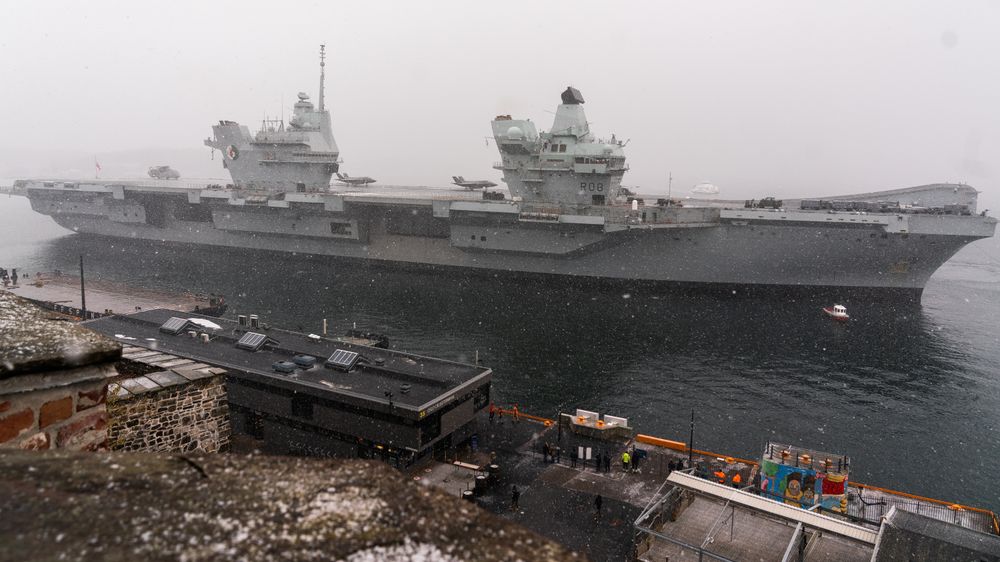 HMS Queen Elizabeth besøkte Oslo 21. november i fjor. Nå er det britiske hangarskipet på vei tilbake til norske farvann.