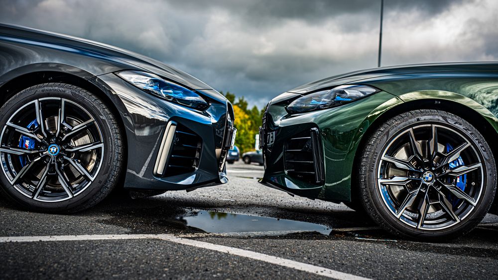 Elbil til venstre, bensinbil til høyre: Hvilken er billigst å kjøre? Vi tester.