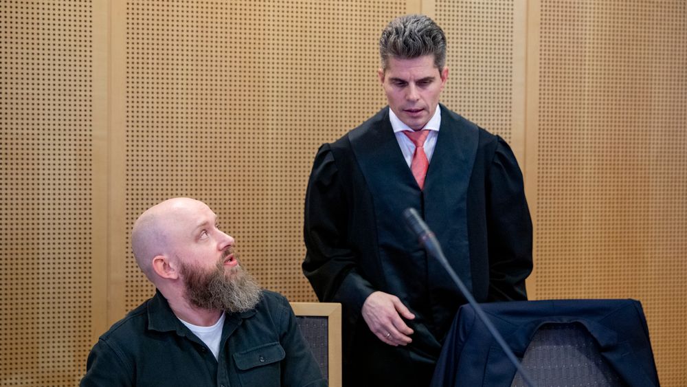− Jeg vil bare ha rettferdighet, sa Alexander Karlsen om rettsaken. Her sammen med sin advokat, Lars Christian Fjeldstad, i Oslo tingrett november 2022.