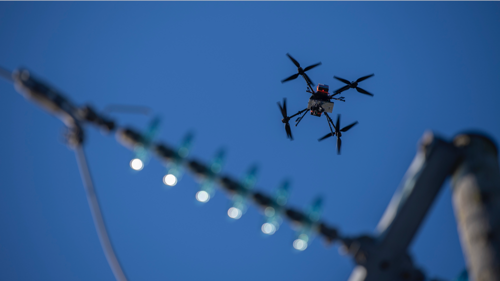 Nordmenn er positive til bruk av droner til nyttige formål, men har fått en litt mindre entusiastisk innstilling til droner generelt. På bildet inspiserer en drone kraftlinjer. 