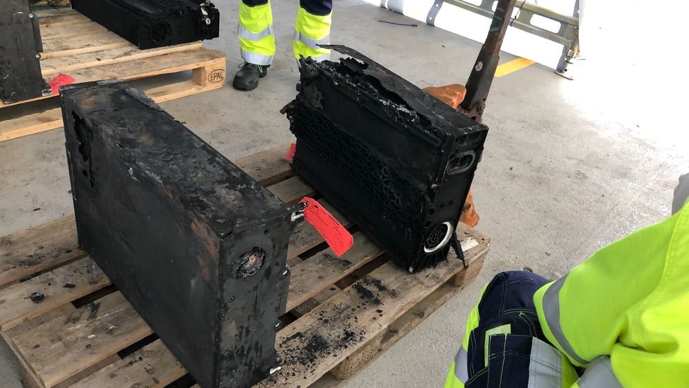 Flere branntilløp i batteridrevne fartøy har ført til at Ola Nordahl ikke vil sette inn nye batterier i fartøyet han er kvalitetsleder for. Bildet viser batteriene etter brannen i fergen Ytterøyningen i 2019. 