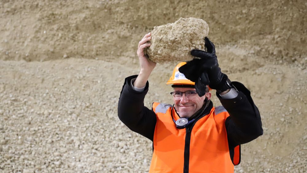 Espen Barth Eide med en gipsstein som har kommet med skip fra Spania til kaia på Øra, der Gyproc produserer gipsplater. 