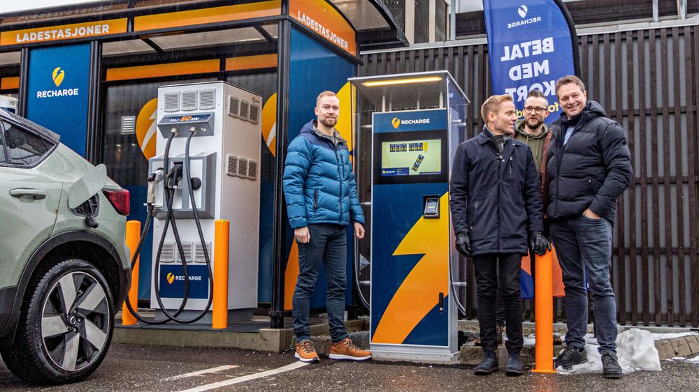 Fra venstre: Haakon Langaas Lageng, Erik Tessem, Stian Thoresen og Ragnar Ringstrøm i oppstartsbedriften Jamp. Deres løsning er blant de som testes i et pilotprosjekt for kortbetaling hos operatøren Recharge. 