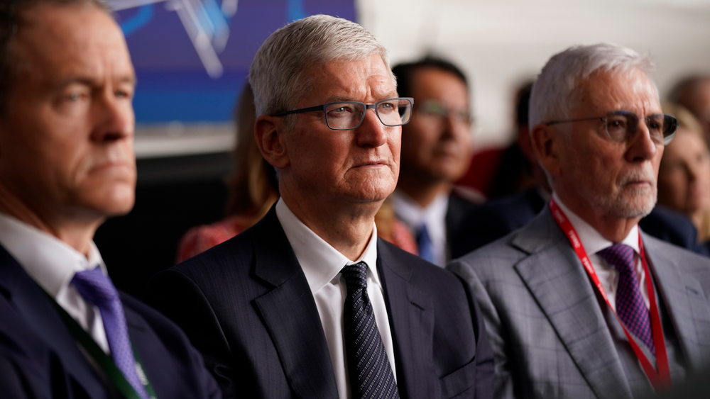 Apple-sjef Tim Cook (i midten) på besøk i fabrikken der TSMC i fremtiden skal produsere databrikker for IT-giganten. Det blir første gang på nesten et tiår at Apple får brikker produsert i USA.