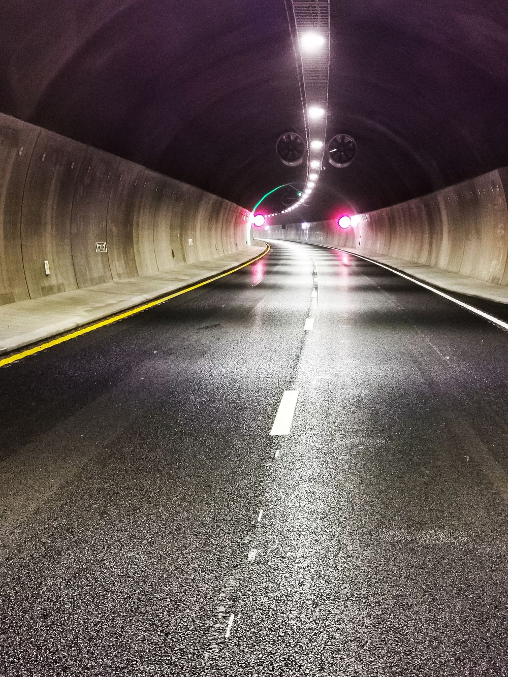 Tunnelene på E39 er bygd med buede betongelementer fra Ølen betong.