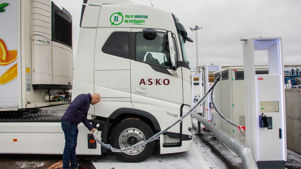 John Strand, direktør for Asko Transport, er blant dem som har etterlyst en mer offensiv ladesatsning fra regjeringen. Her inspiserer han ladingen av første av 12 elektriske 52-tonns trekkvogner fra Volvo som ble satt i drift i november.
