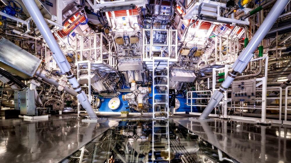 Strålene fra de 192 svært kraftige laserne møtes i målekammeret ved National Ignition Facility hos Lawrence Livermore National Laboratory. De fokuseres på et område som er mindre enn en ert og kan bringe temperaturen opp til over 180 millioner grader.