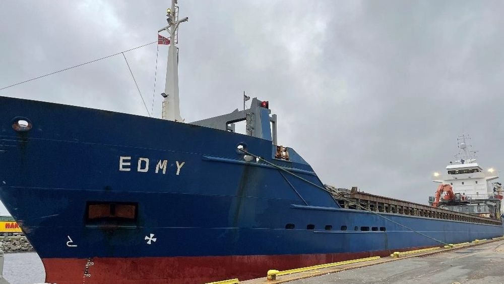 Bulkskipet MS Edmy er 118 meter langt. Da det kolliderte med et fiskefartøy, var det på vei fra Larvik til København. 