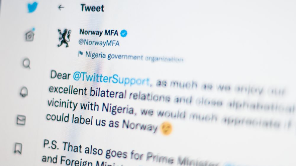 Norske politikere, blant annet Anniken Huitfeldt og Jonas Gahr Støre, fikk ved en feil tirsdag «Nigeria government official»-merke på sin Twitter-profil. 