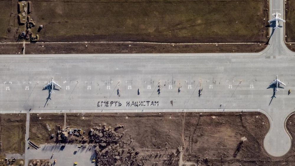 Satellittbildet 12. desember viser at mannskapene på Engels-flybasen formulerte beskjeden «Død over nazistene» på rullebanen samme dag som det ble iverksatt GPS-jamming.
