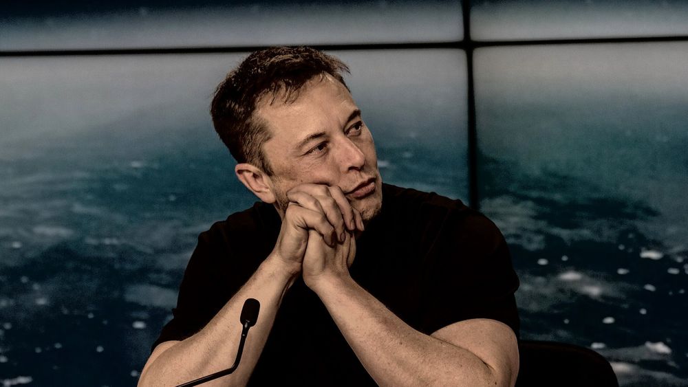 Tesla-sjef og Twitter-eier Elon Musk spør søndag kveld Twitters brukere om han bør trekke seg som leder for det sosiale mediet.