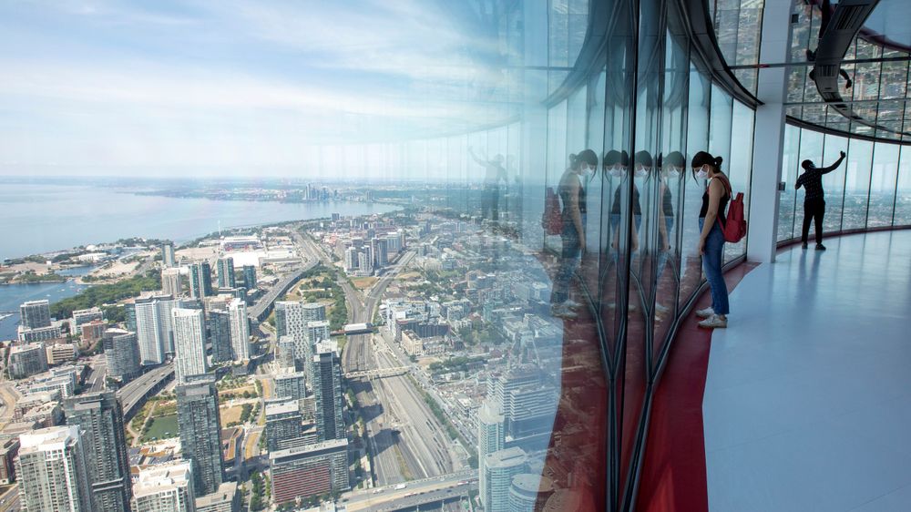 Svimlende utsikt over tech-byen Toronto fra det 553 meter høye landemerket CN Tower.