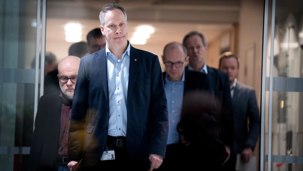 Samferdselsminister Jon-Ivar Nygård (Ap) etter krisemøte om Follobanen tirsdag. Nå blir han bedt om å orientere Stortinget.