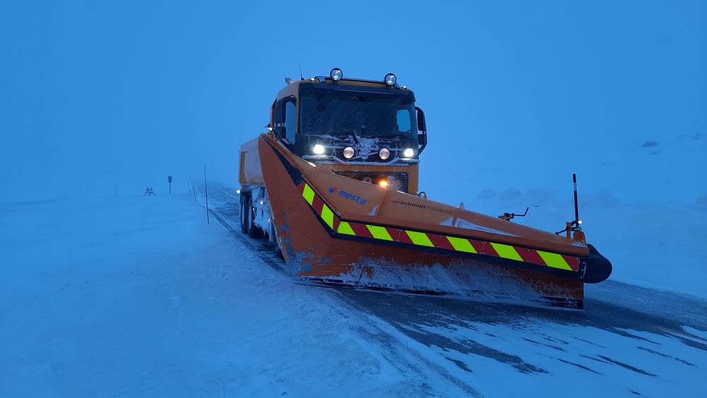 Brøyting også i blåtimen for Mestas brøytemannskap