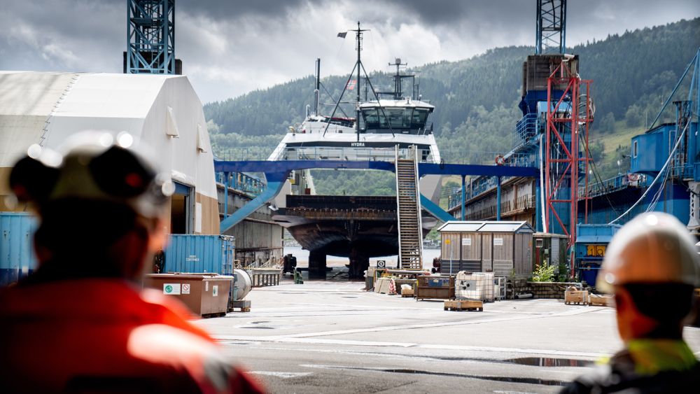 Norske MF Hydra blir verdens første passasjerferge med hydrogen som drivstoff. Tanken er nettopp fylt for første gang, det tok en måned, nå er det tid for sjøprøver.