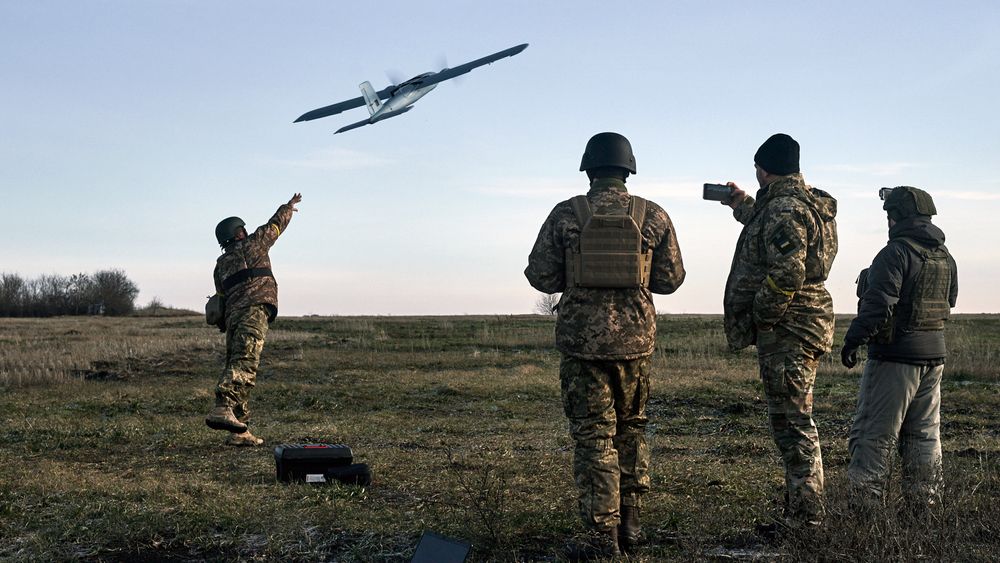 En ukrainsk soldat sender av gårde en drone i Donetsk. Krigsindustrien er svært nært et gjennombrudd der slike droner driver krigføring og tar avgjørelser om liv og død uten menneskelig innblanding.