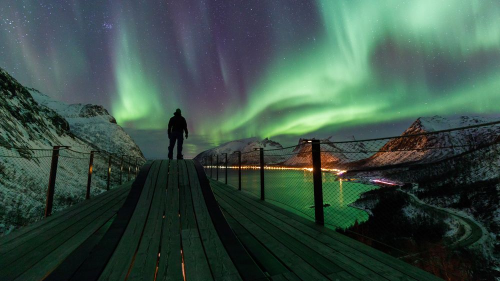 Vinternatt med nordlys på Bergsbotn utsiktsplattform, Nasjonal turistveg Senja. Arkitekt: Code.