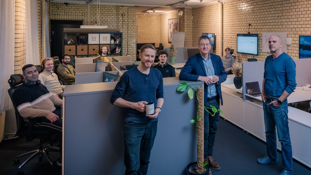 I front fra venstre: Bjørn Mathisen, Lars Helledal og Samuel Gunnestad står bak den lille suksessen. De eier 33 prosent hver og jobber henholdsis som seniorkonsulent, selger og prosjektleder og daglig leder.