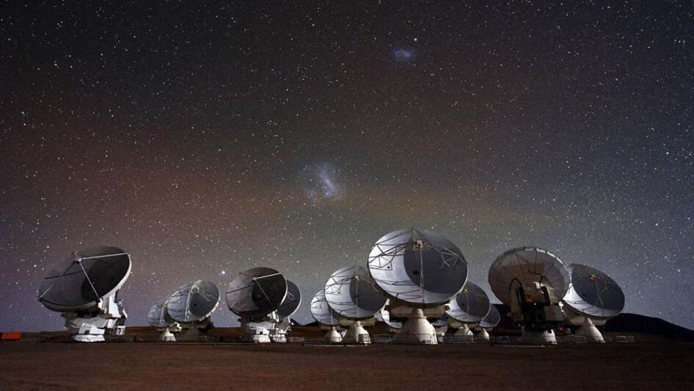 Bildet viser Atacama Large Millimeter/submillimeter Array (ALMA) under stjernehimmelen. 