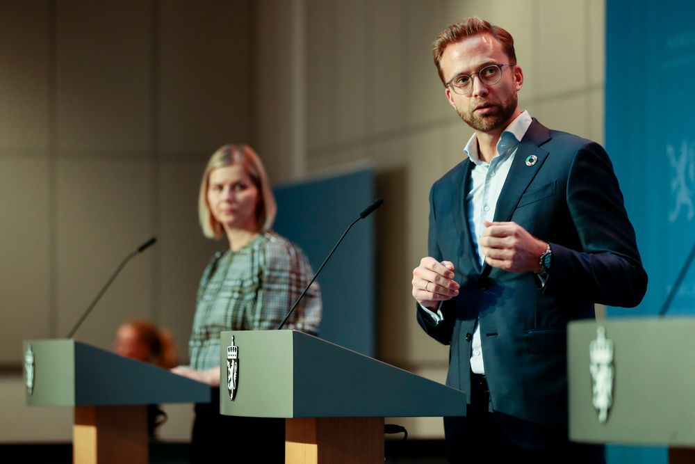 Høyre og Nikolai Astrup mener at regjeringen må legge fram et nytt forslag som inkluderer eksportkabler fra havvindfeltet Sørlige Nordsjø II. Her er Astrup sammen med Venstre-leder Guri Melby.