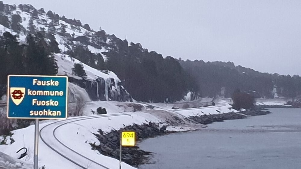 Både riksveg 80 og Nordlandsbanen vil være stengt fram til torsdag. 