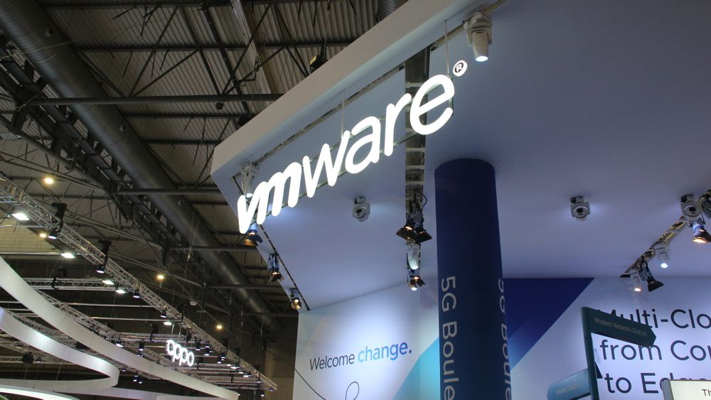 VMware har lappet sikkerhetshull i to av selskapets produkter. Bildet er fra selskapets stand under Mobile World Congress 2022.