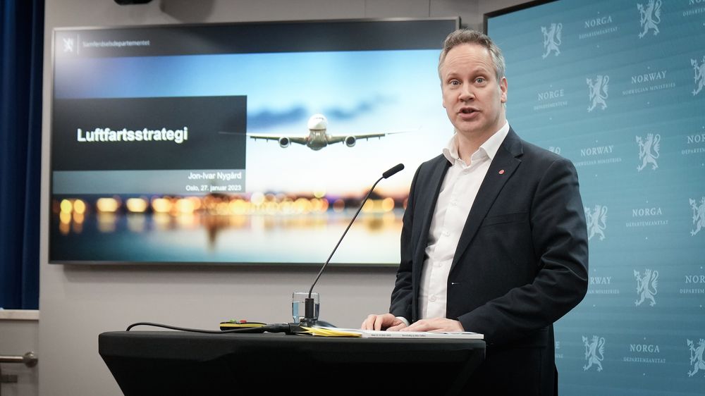 Samferdselsminister Jon-Ivar Nygård legger fram en ny nasjonal strategi for norsk luftfart.