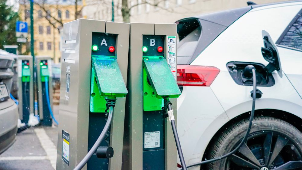 Langt flere elbilister regner inn driftskostnader i bilkjøpet enn de som eier en bensin- eller dieselbil, ifølge en ny undersøkelse.